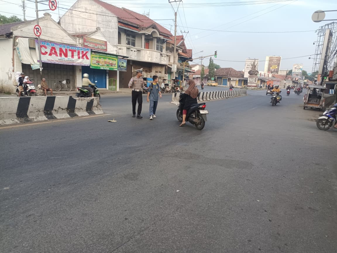 Aksi Humanis Polisi Bantu Pelajar Menyebrang Jalan di Karangampel Indramayu Tuai Pujian Warga